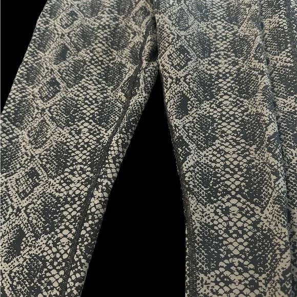 ATHLETA XS Ultimate Stash  Snake Print 7/8 Tights Crop Yoga Pants EUC - Picture 7 of 7
